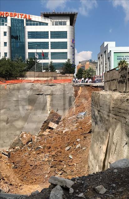 Ümraniye'de inşaatın istinat duvarı çöktü
