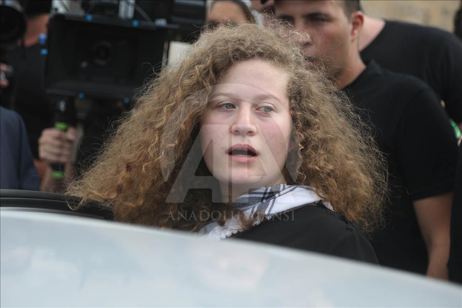 Remaja Palestina Ahed al-Tamimi di bebaskan dari penjara Israel