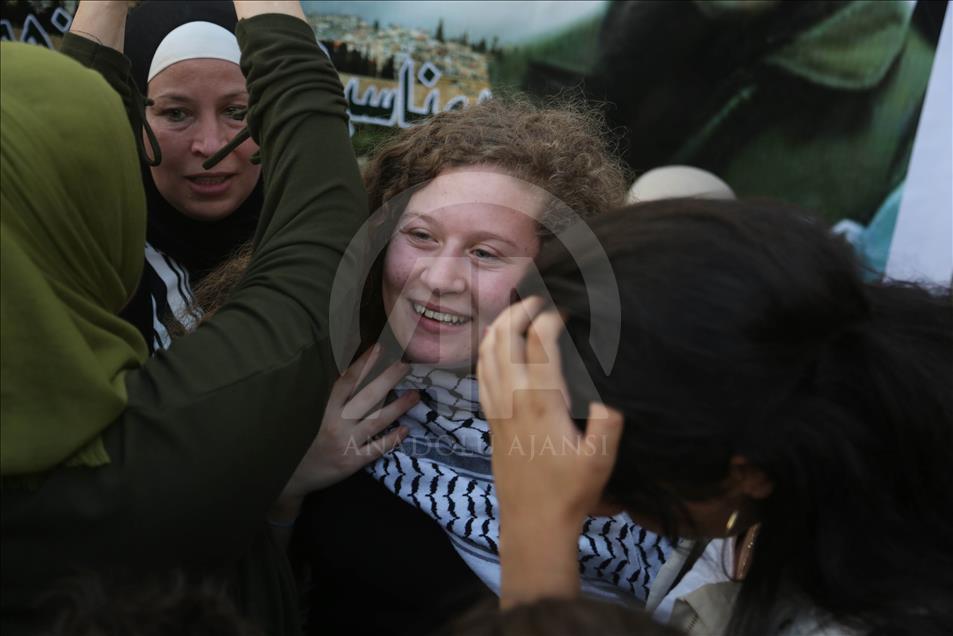 Remaja Palestina Ahed al-Tamimi di bebaskan dari penjara Israel