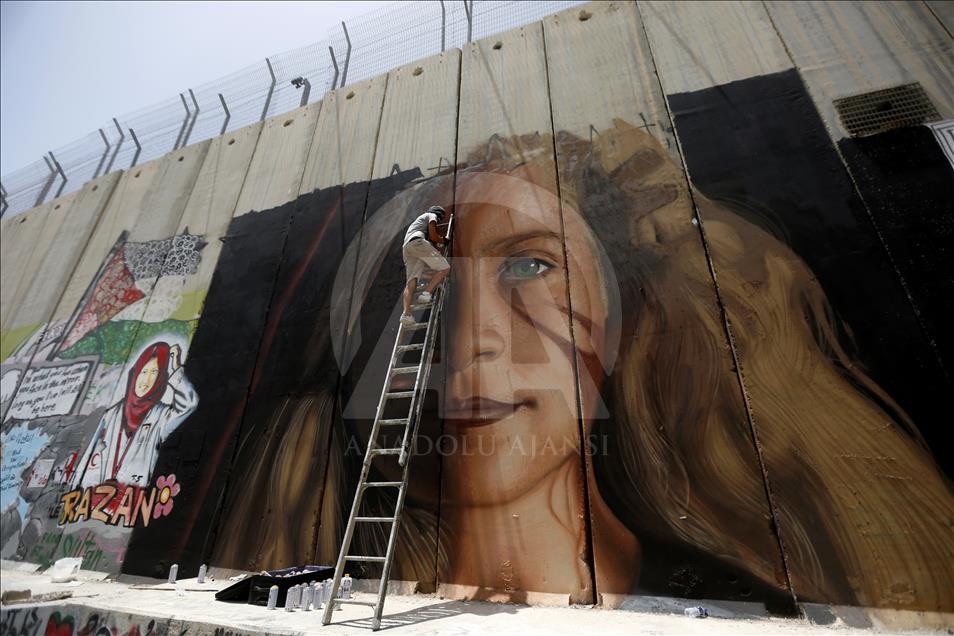Israel detiene a artistas italianos por pintar mural de joven ícono de la resistencia palestina