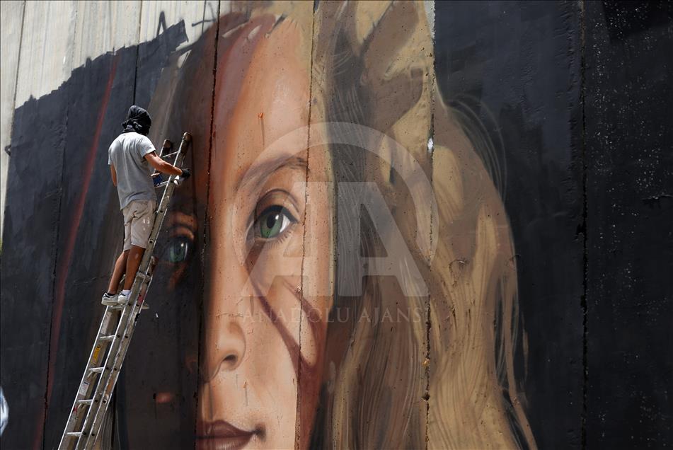 Israel detiene a artistas italianos por pintar mural de joven ícono de la resistencia palestina