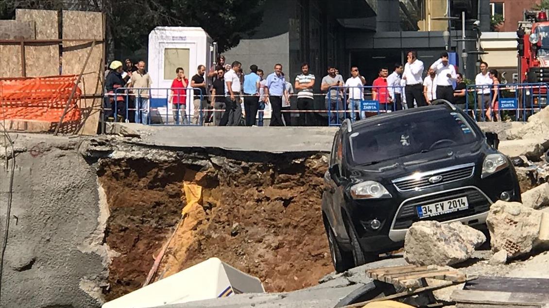 Ümraniye'de inşaatın istinat duvarı çöktü