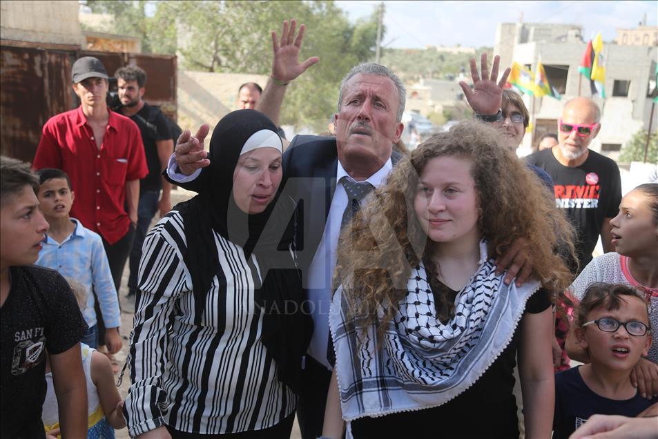 Remaja Palestina Ahed al-Tamimi di bebaskan dari penjara Israel