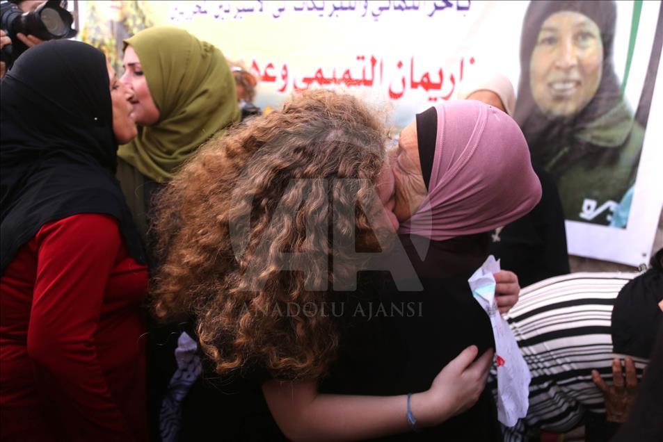 Remaja Palestina Ahed al-Tamimi di bebaskan dari penjara Israel