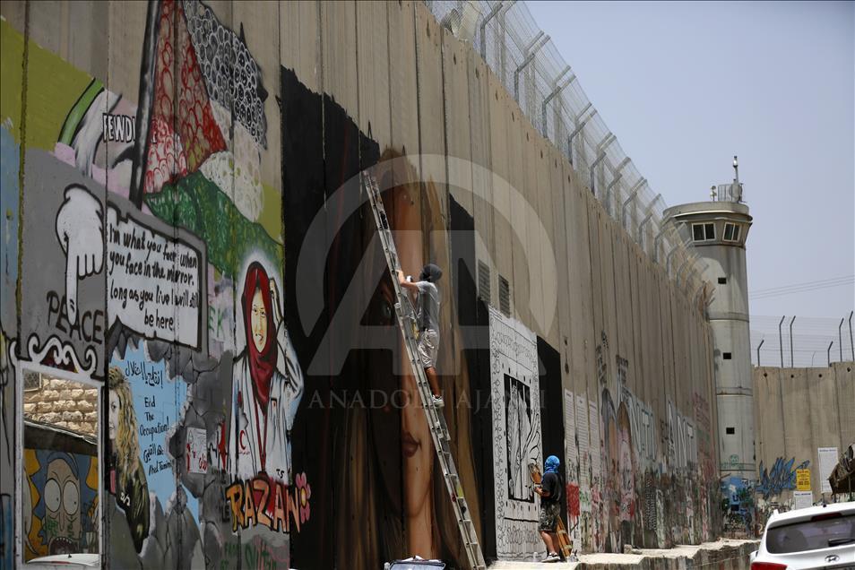 Israel detiene a artistas italianos por pintar mural de joven ícono de la resistencia palestina
