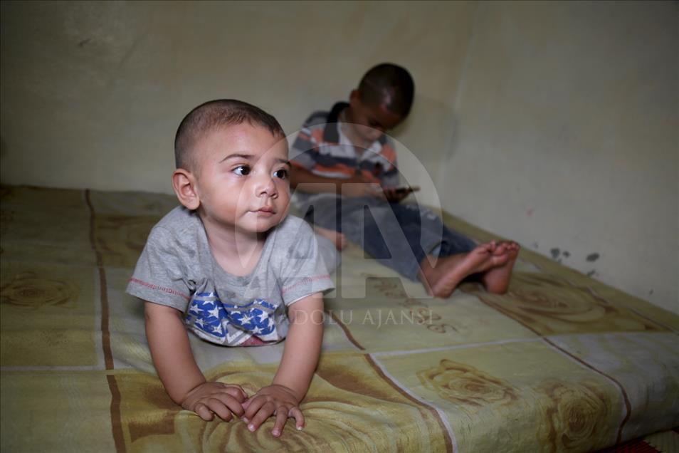 بلال.. شاب سوري يحلم بمداواة جراح أطفاله وزوجته 
