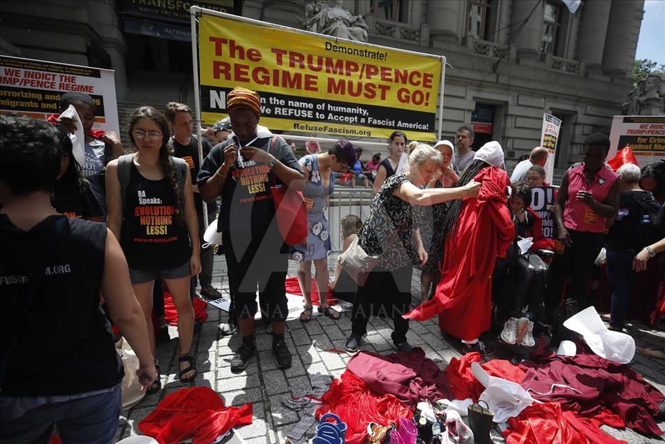 Mujeres protestan en EEUU haciendo alusión a serie de televisión