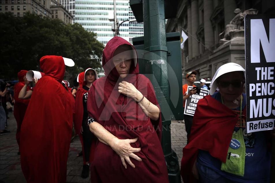 Mujeres protestan en EEUU haciendo alusión a serie de televisión
