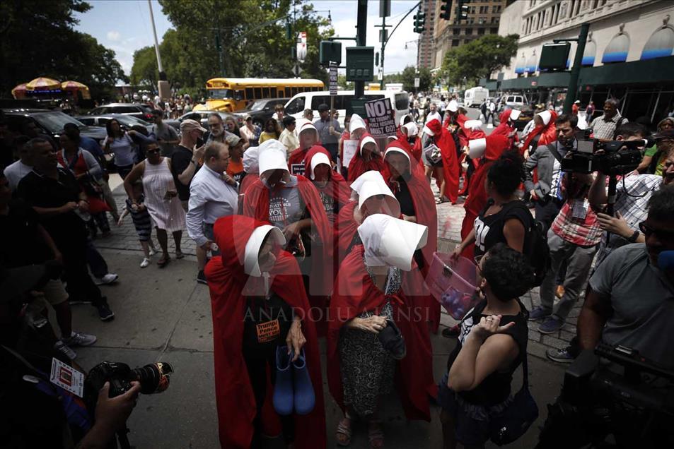Mujeres protestan en EEUU haciendo alusión a serie de televisión