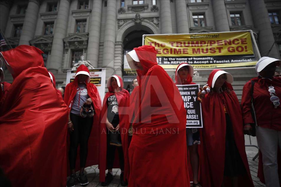 Mujeres protestan en EEUU haciendo alusión a serie de televisión