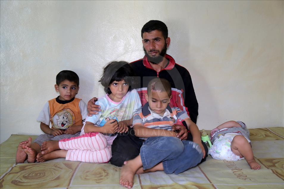 بلال.. شاب سوري يحلم بمداواة جراح أطفاله وزوجته 
