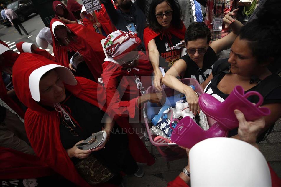 Mujeres protestan en EEUU haciendo alusión a serie de televisión