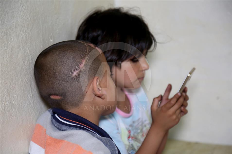 بلال.. شاب سوري يحلم بمداواة جراح أطفاله وزوجته 
