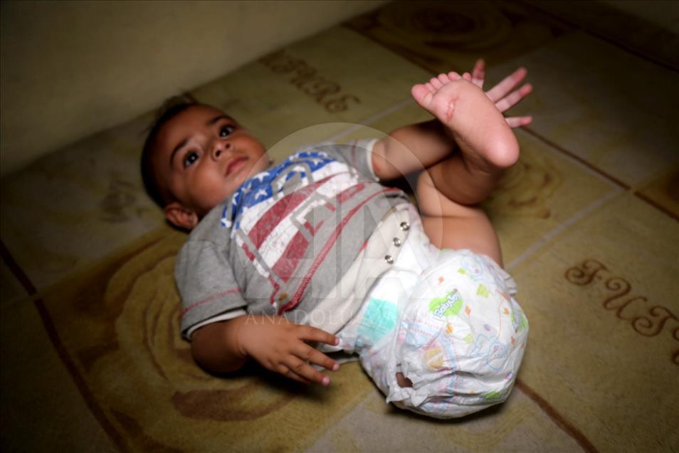 بلال.. شاب سوري يحلم بمداواة جراح أطفاله وزوجته 
