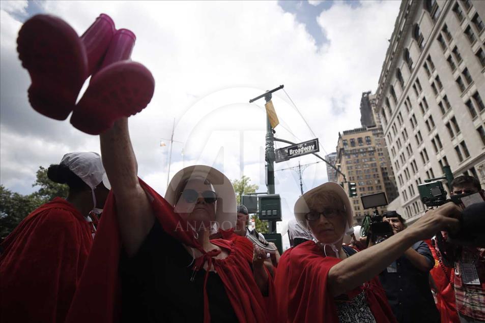 Mujeres protestan en EEUU haciendo alusión a serie de televisión