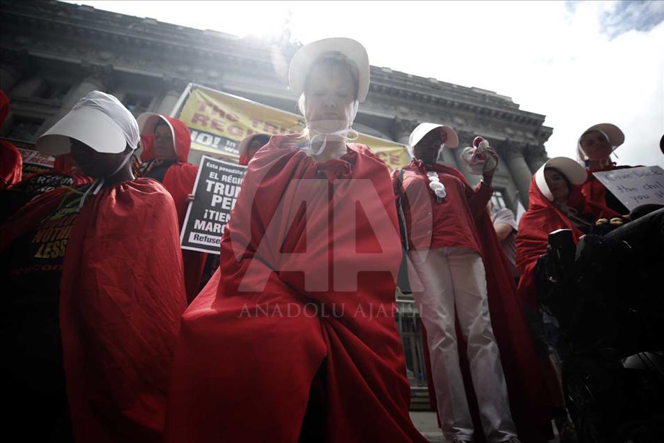 Mujeres protestan en EEUU haciendo alusión a serie de televisión