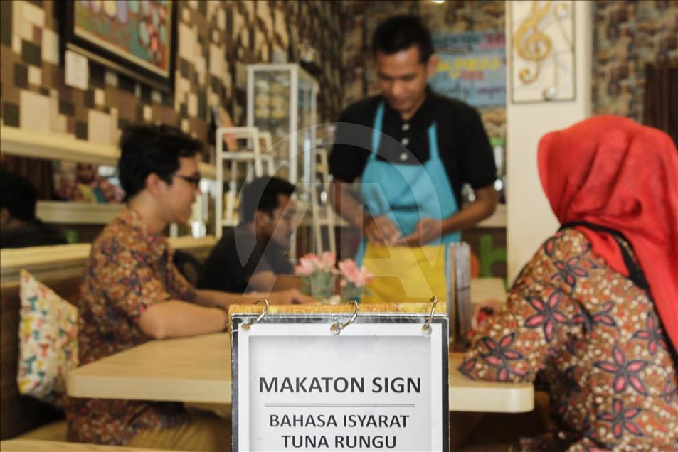 Kafe dengan pelayan berkebutuhan khusus