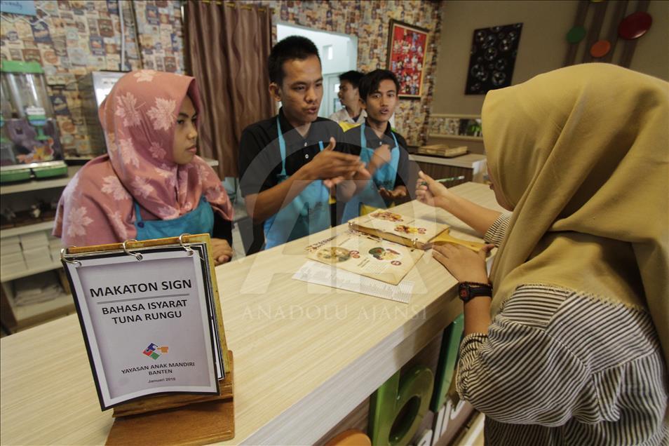 Kafe dengan pelayan berkebutuhan khusus