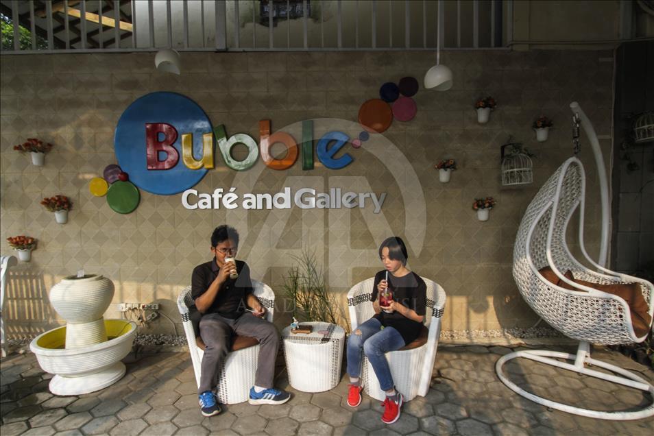 Kafe dengan pelayan berkebutuhan khusus