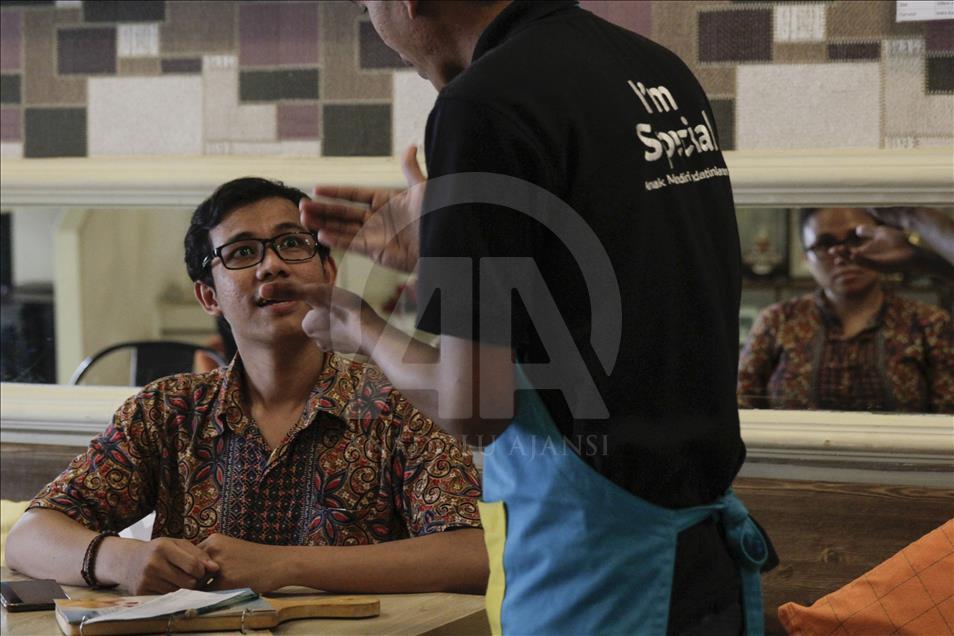 Kafe dengan pelayan berkebutuhan khusus