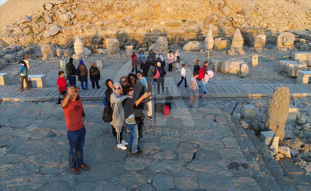 El amanecer en el monte Nemrut