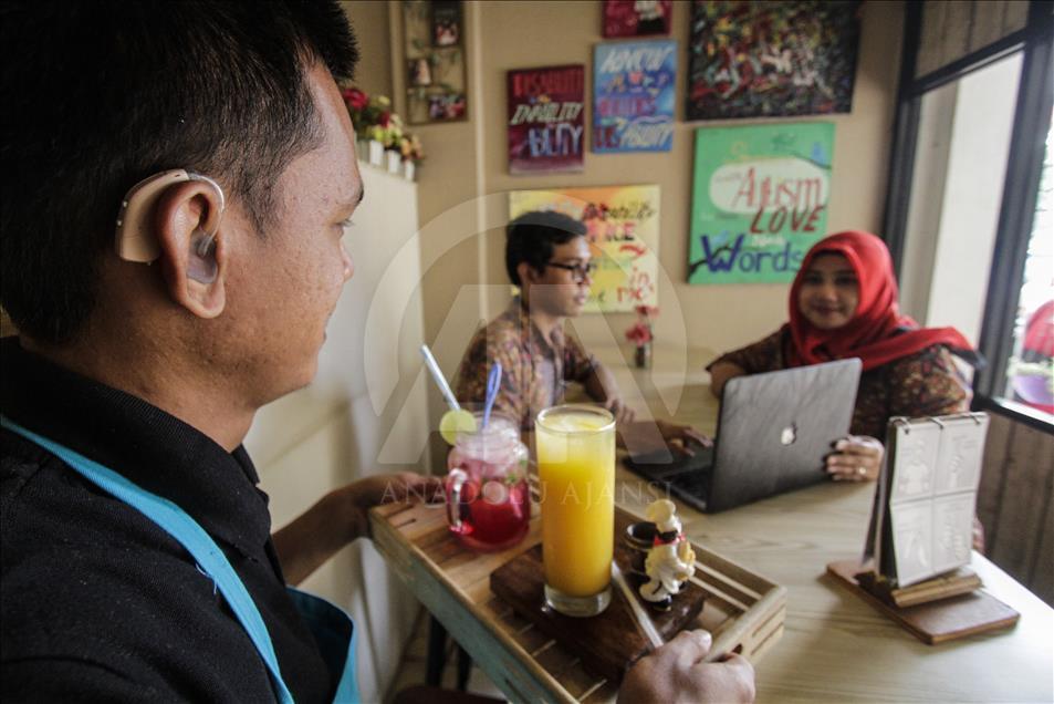 Kafe dengan pelayan berkebutuhan khusus