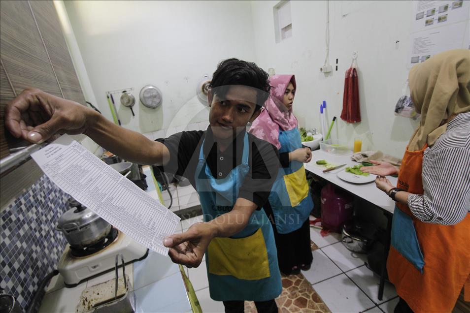 Kafe dengan pelayan berkebutuhan khusus