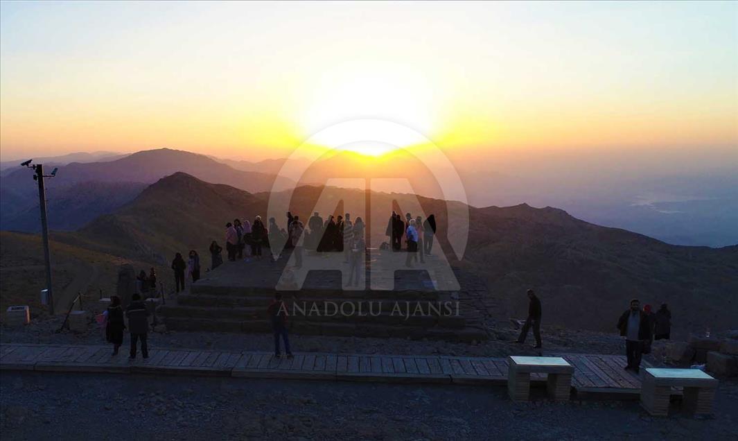 El amanecer en el monte Nemrut
