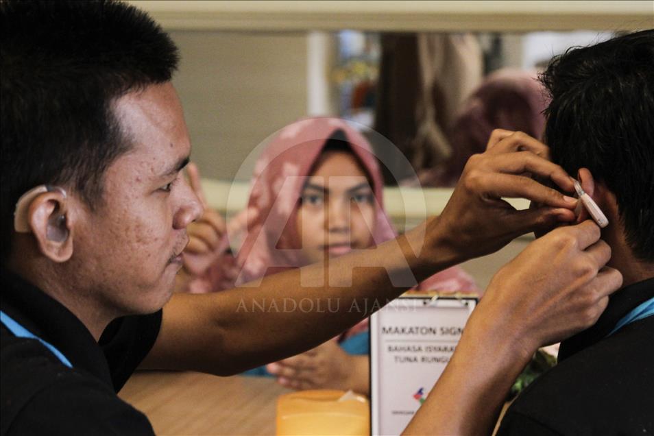Kafe dengan pelayan berkebutuhan khusus