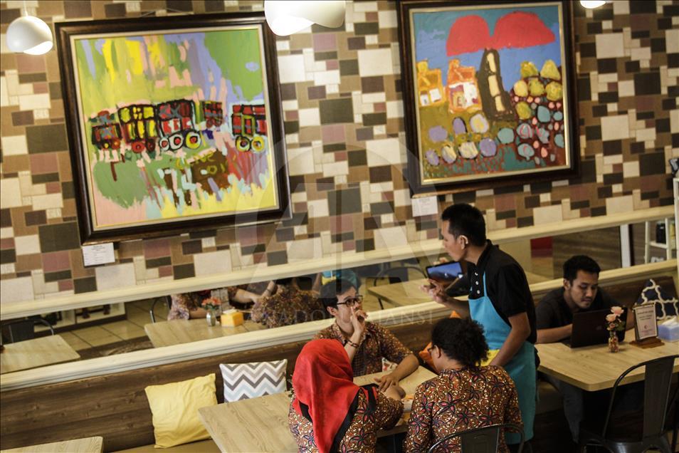 Kafe dengan pelayan berkebutuhan khusus