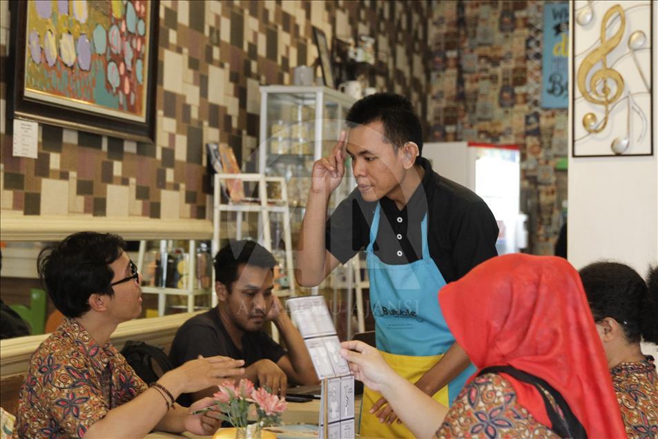 Kafe dengan pelayan berkebutuhan khusus