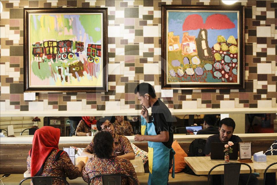 Kafe dengan pelayan berkebutuhan khusus