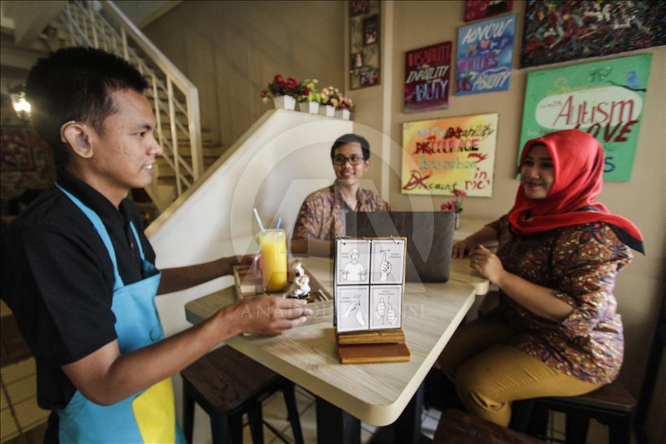Kafe dengan pelayan berkebutuhan khusus