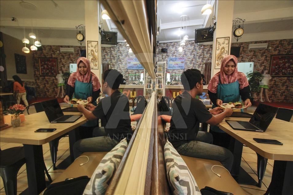 Kafe dengan pelayan berkebutuhan khusus
