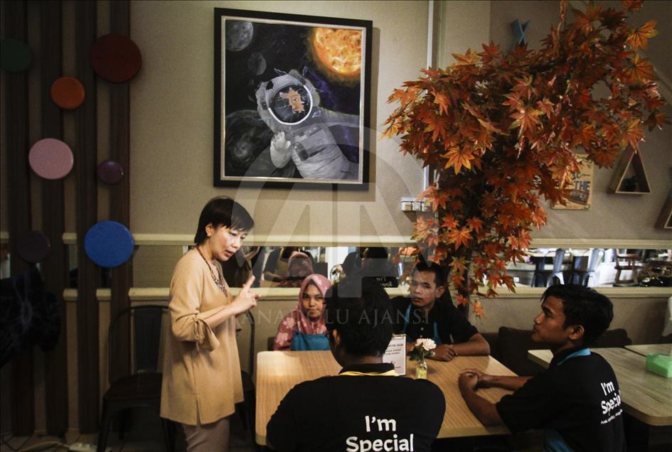Kafe dengan pelayan berkebutuhan khusus