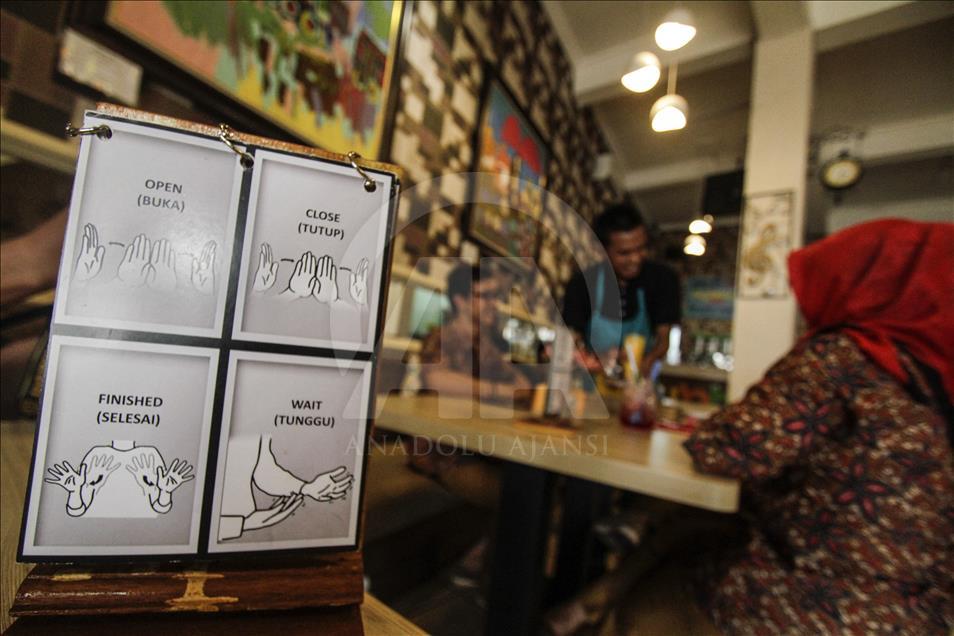 Kafe dengan pelayan berkebutuhan khusus