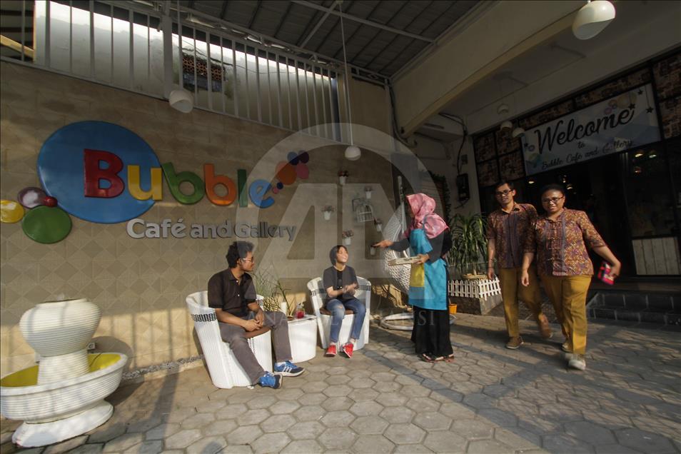 Kafe dengan pelayan berkebutuhan khusus