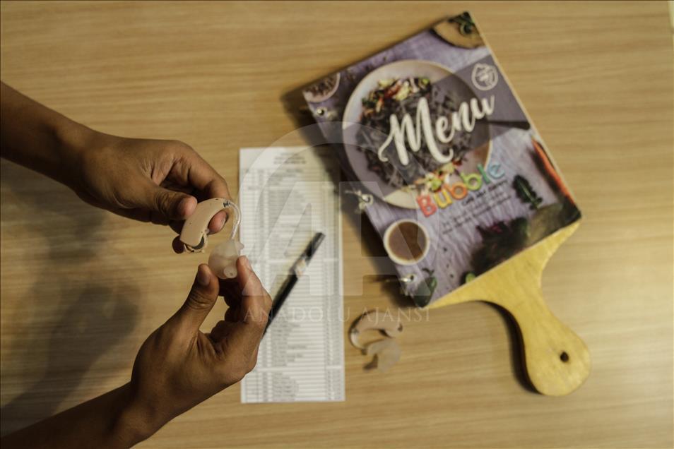 Kafe dengan pelayan berkebutuhan khusus