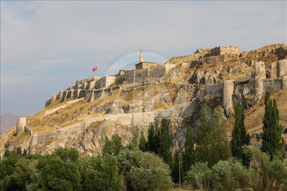 2700 yıllık kale, ziyaretçilerini büyülüyor