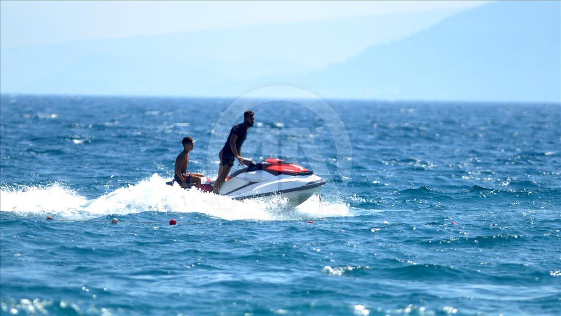 La gente disfruta de un día soleado en Antalya