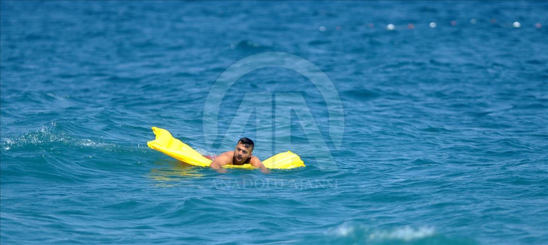 La gente disfruta de un día soleado en Antalya