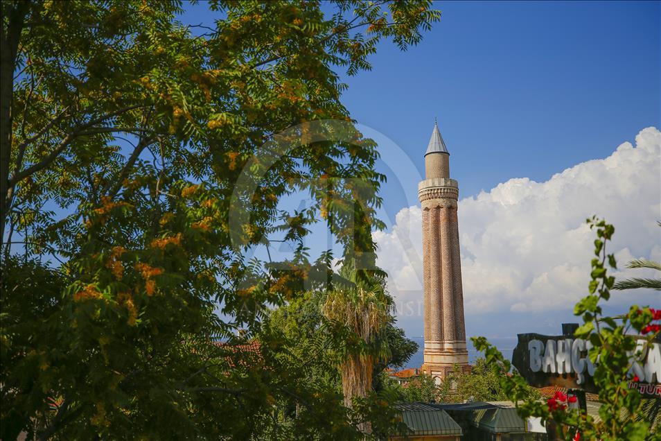 Antalya'nın simgesi: 8 asırlık Yivli Minare
