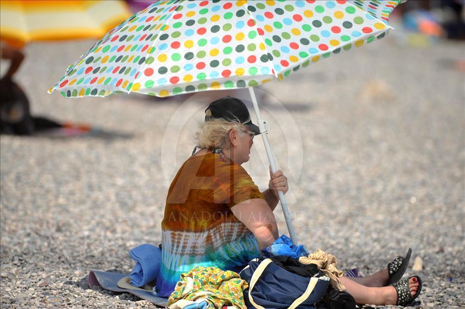 La gente disfruta de un día soleado en Antalya