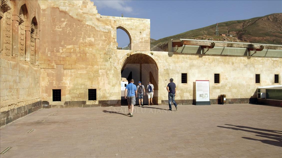 İshak Paşa Sarayı'na ilgi artıyor