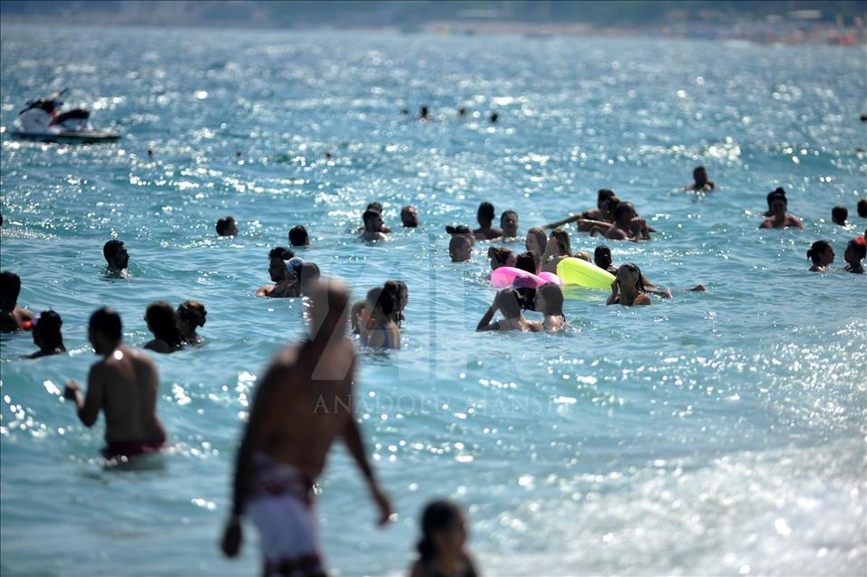 La gente disfruta de un día soleado en Antalya