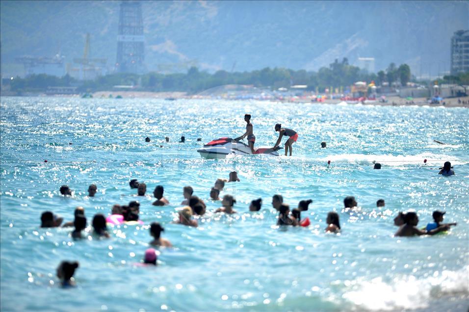 La gente disfruta de un día soleado en Antalya
