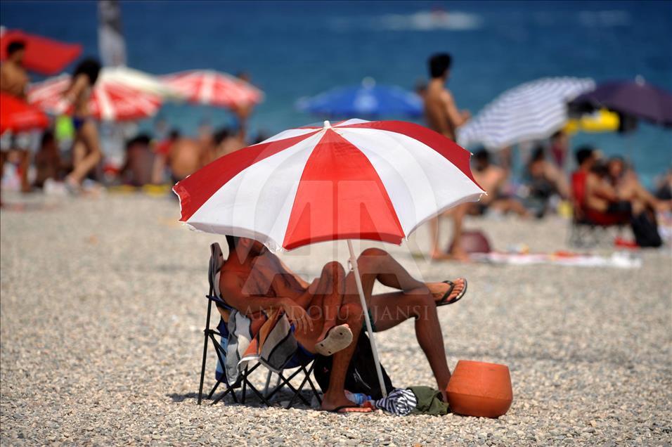 La gente disfruta de un día soleado en Antalya