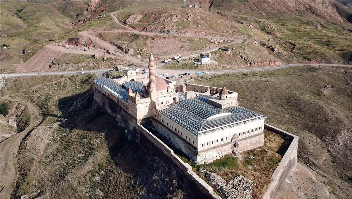 İshak Paşa Sarayı'na ilgi artıyor