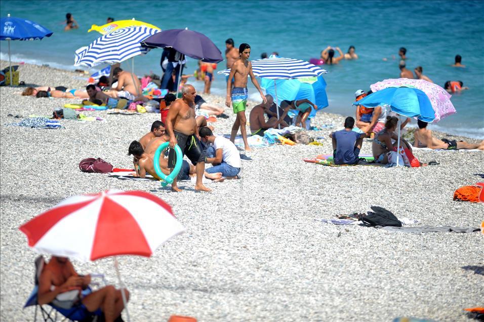 La gente disfruta de un día soleado en Antalya