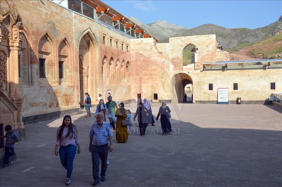 İshak Paşa Sarayı'na ilgi artıyor